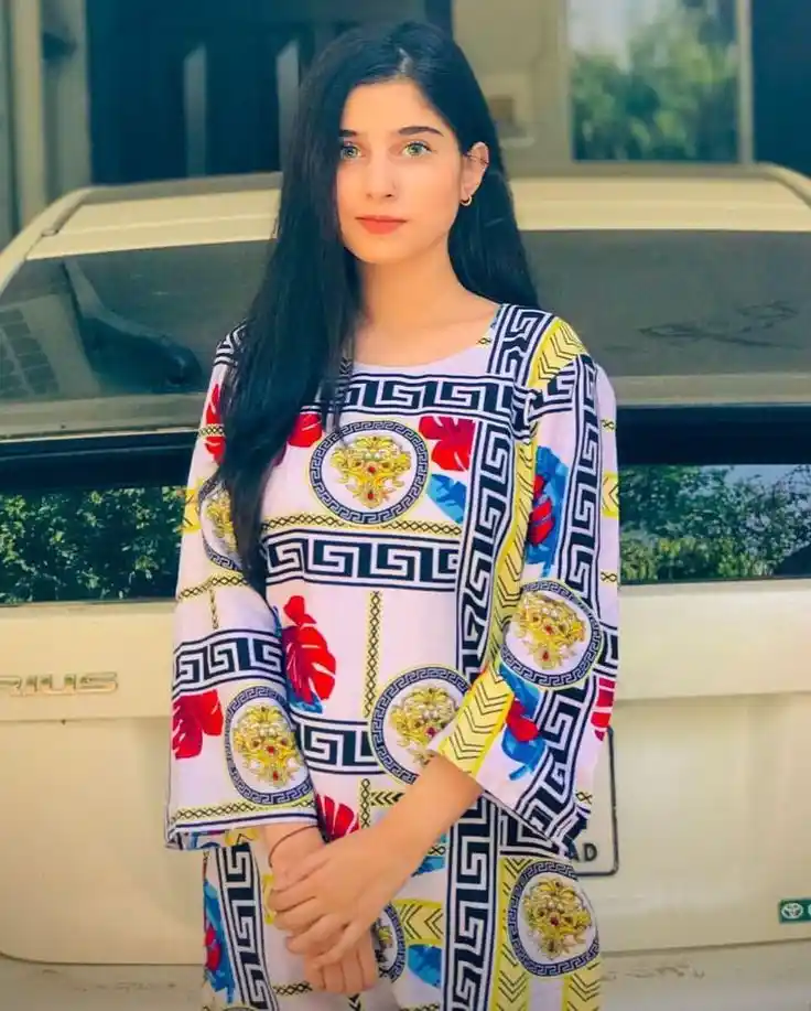 cute-girl-pic-attitude-dp