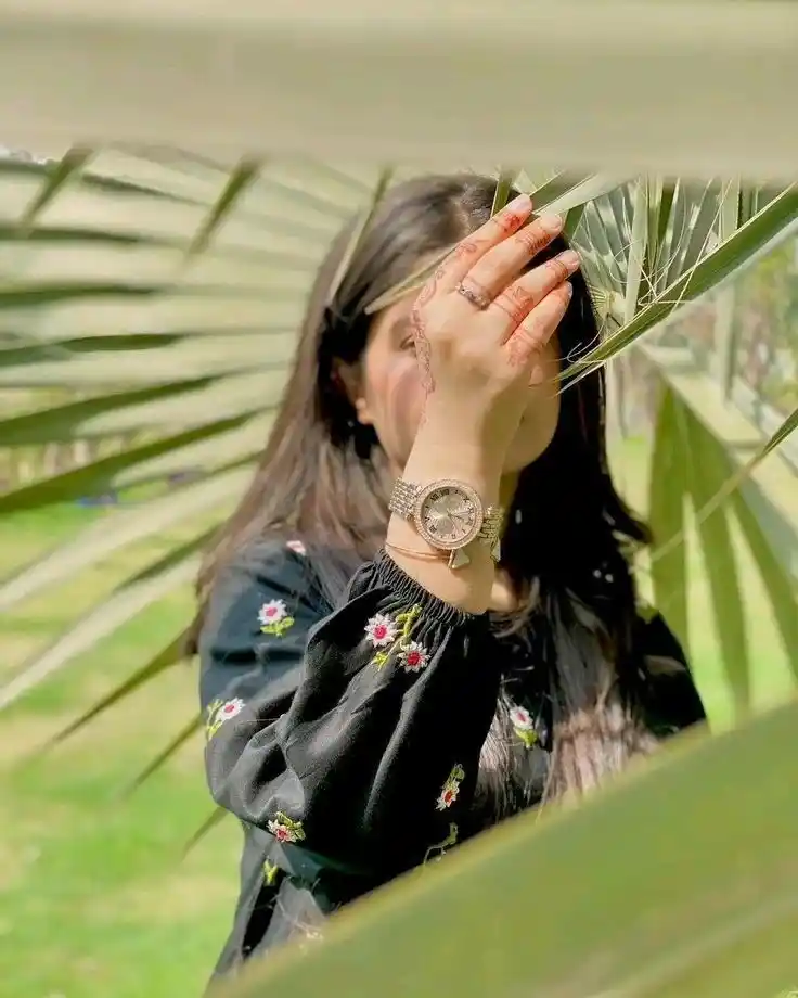 hide face girl pic black instagram