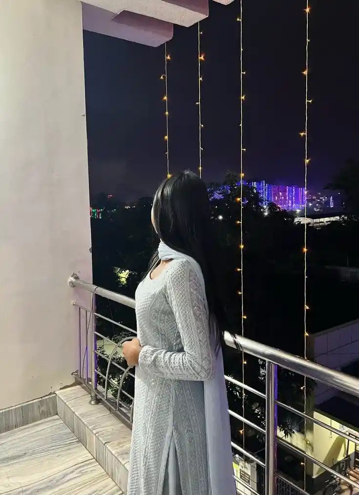 holi hide face girl pic