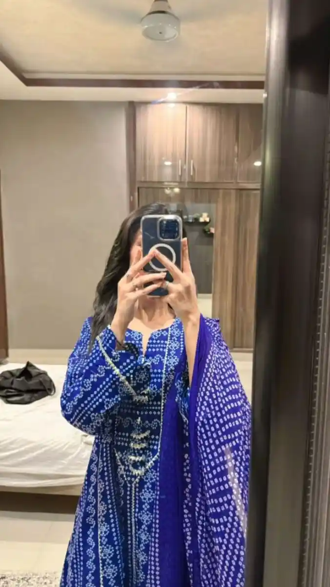 aesthetic girl dp mirror selfie 60