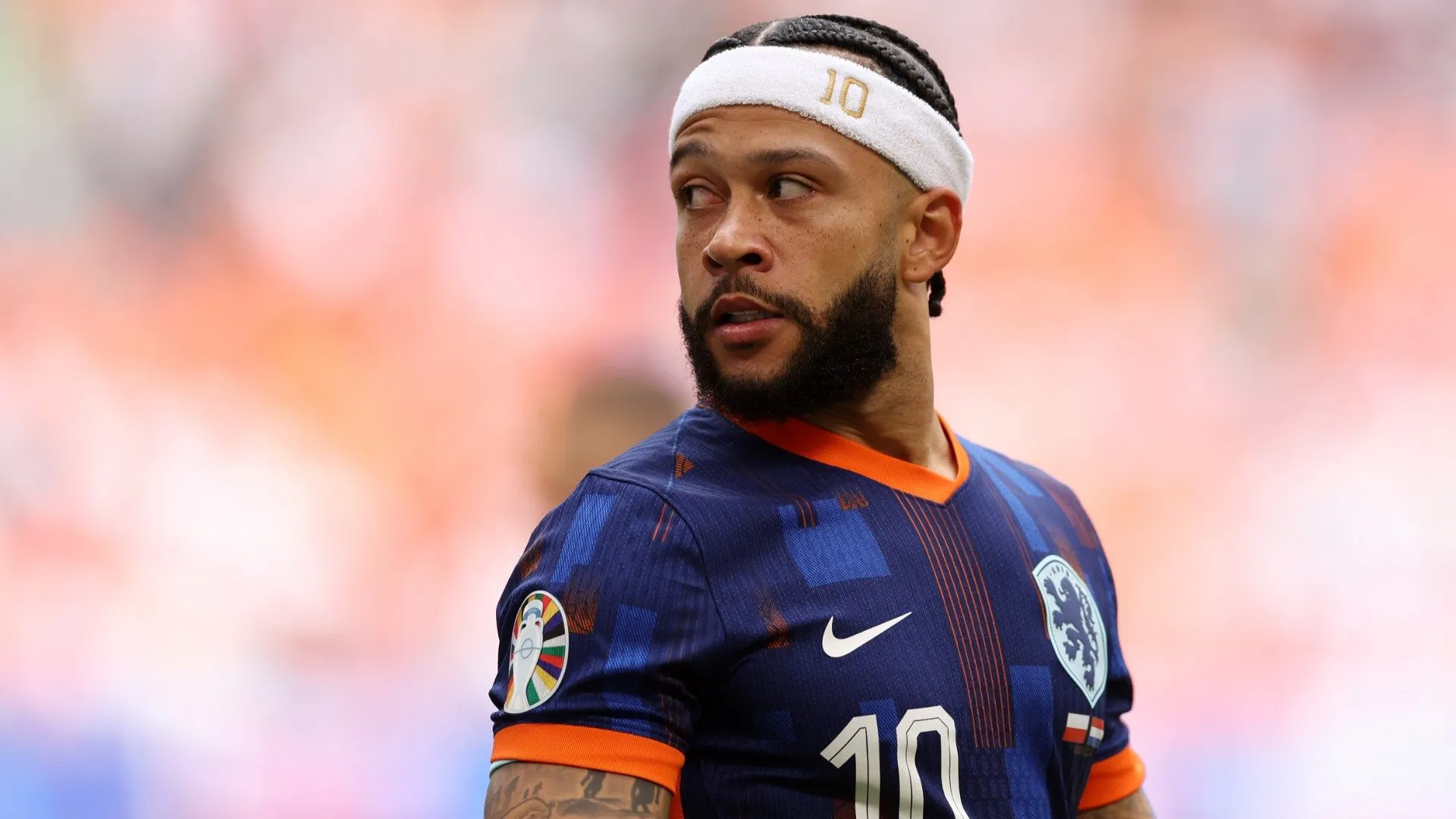 Football player Memphis Depay - The journey of endlessly shining talent